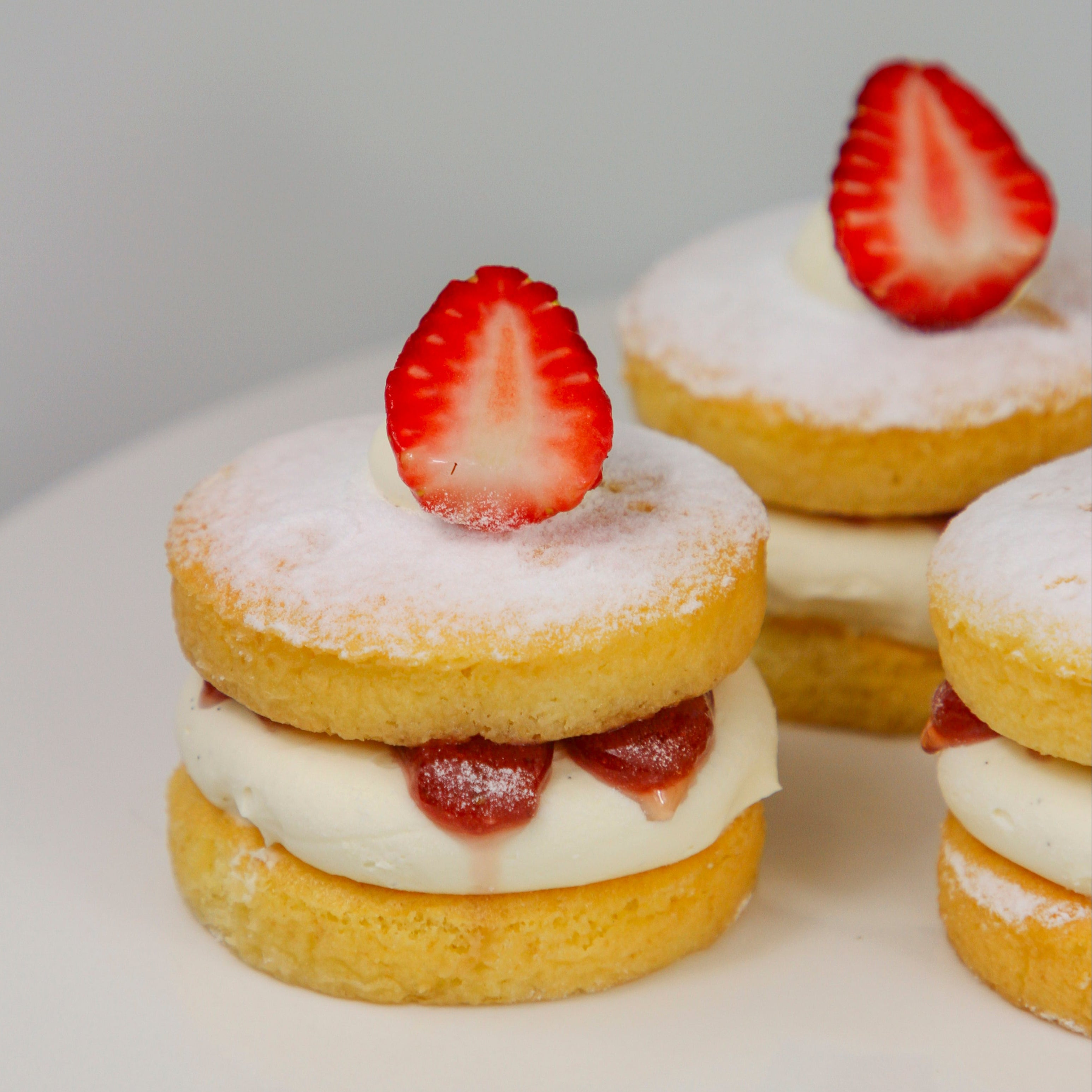 Strawberries & Cream Mini Sponge Cakes