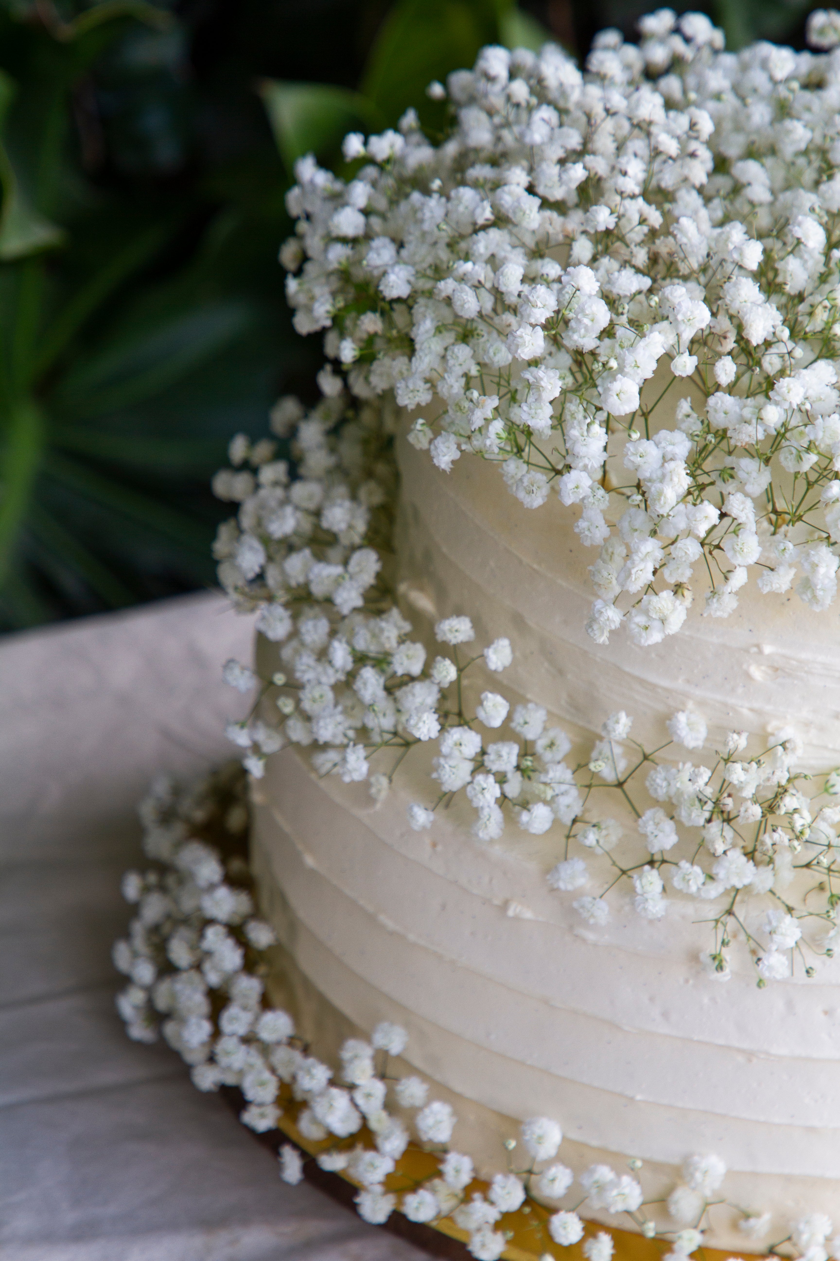30 Ways to Decorate a Plain Wedding Cake  hitchedcouk